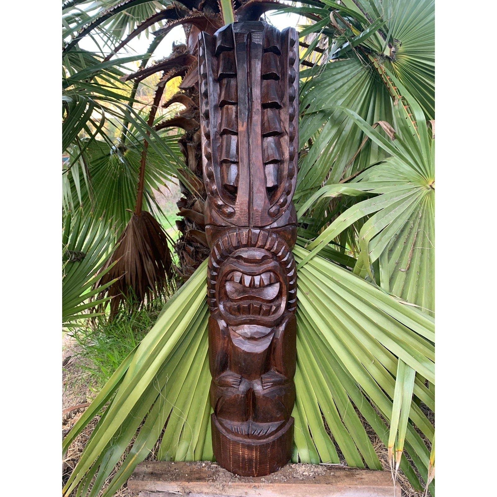 carved-tiki-totem-pole-in-palms-garden